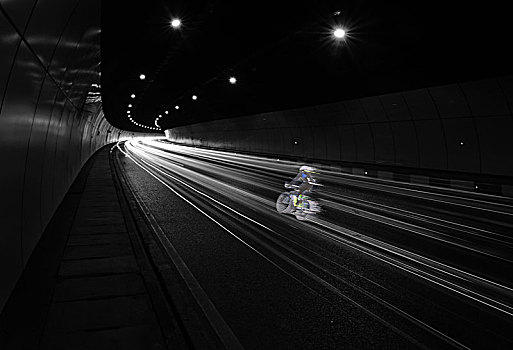 骑自行车穿越时空隧道