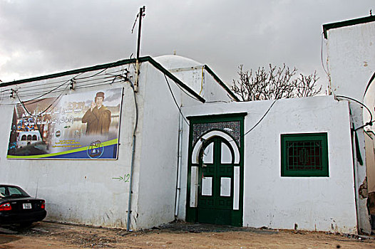 libya,tripoli,billboard,of,gaddafi,on,old,building