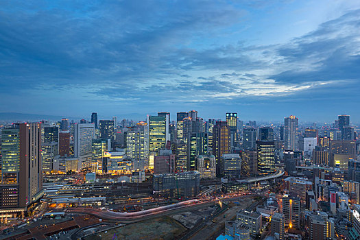 日本大阪梅田区黄昏时分城市天际线与城市夜景