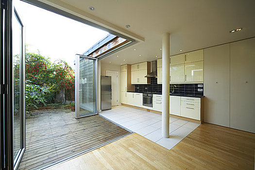 住宅,南,伦敦,英国,2009年,内景,展示,光滑,设计,开放式格局,厨房,玻璃门,花园