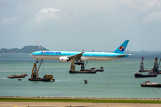 一架大韩航空的客机正降落在香港国际机场