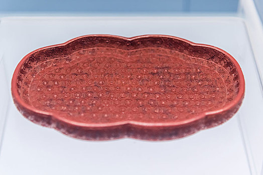 上海博物馆的清乾隆景德镇窑仿雕漆红釉盘