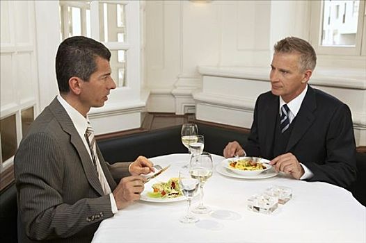 两个男人,午餐,一起,餐馆