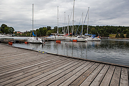 湖边木板路与游艇