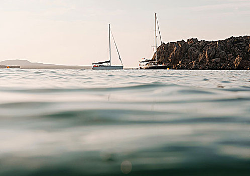 贴地拍摄,风景,两个,游艇,锚定,海上,米诺卡岛,巴利阿里群岛,西班牙