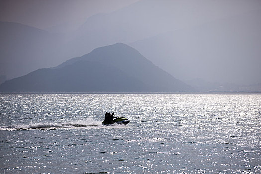 波光粼粼海面上的摩托艇