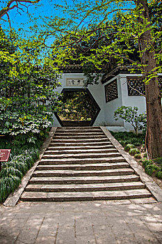 扬州瘦西湖法海寺后院的长梯