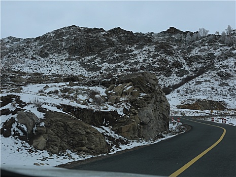 新疆阿勒泰地区山区路上野外风光冬季冬天公路一望无际道路