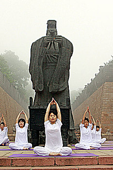 秦皇岛塑像前练瑜伽的人