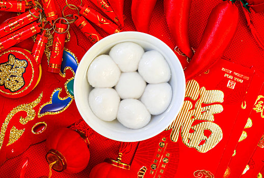 中国新年传统美食汤圆和装饰品静物特写