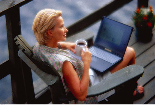 成年,女人,坐,椅子,码头,笔记本电脑,大杯