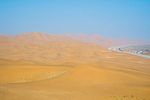 穿越腾格里沙漠的315省道