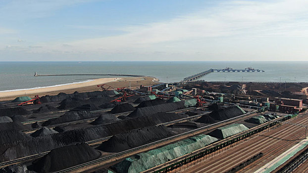 山东省日照市,寒潮来袭海边降温剧烈,航拍繁忙的煤炭堆场