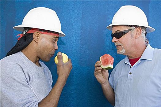 特写,两个,建筑工人,面对面,吃,水果