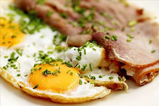 煎鸡蛋,火腿,细香葱,早餐