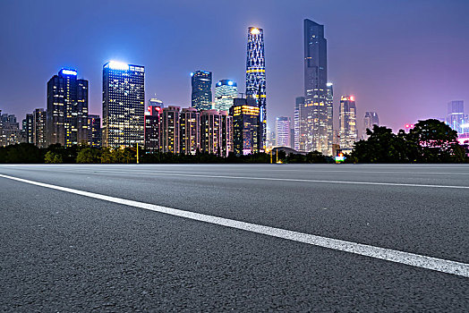 道路沥青路面和广州摩天大楼