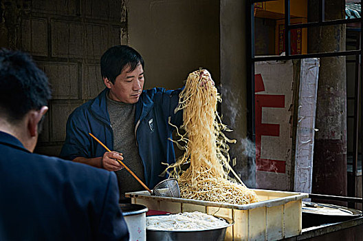 面条,面食,早餐,午餐,路边摊,汤面,街道,大排档,小吃,美食