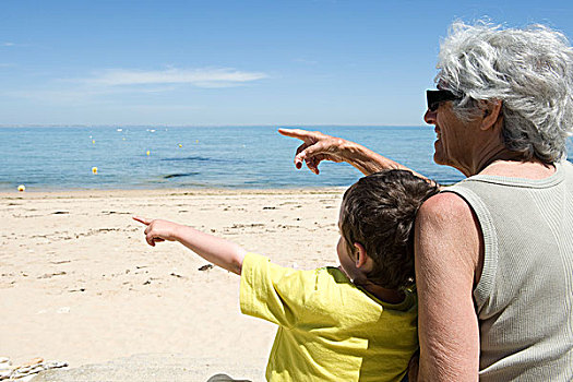祖母,孙子,坐,一起,海滩,指点,海洋
