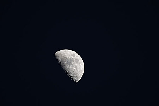 长焦拍摄的月亮