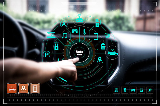 高速公路上使用人工智能技术的自动驾驶汽车手指向屏幕
