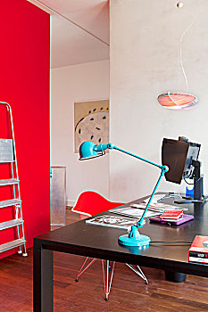 苍白,蓝色,复古,台灯,黑色背景,书桌,相对,红墙,现代,室内