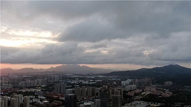 山东省日照市,乌云笼罩城市上空,山雨欲来风满楼