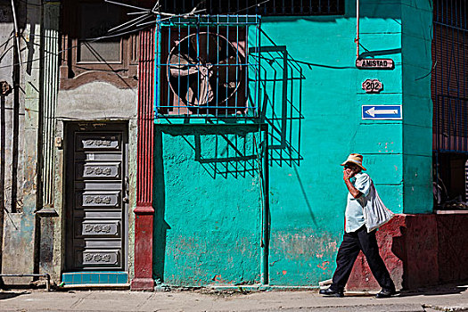 男人,走,过去,浅色,建筑,哈瓦那,古巴