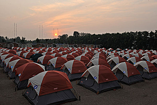 黄昏的户外帐篷群