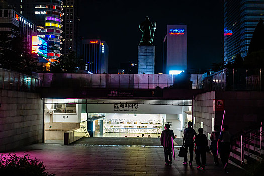 韩国首尔地铁光化门站9号出入口夜景