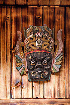 贵州安顺天台山五龙寺山下的农家小院的傩戏面具