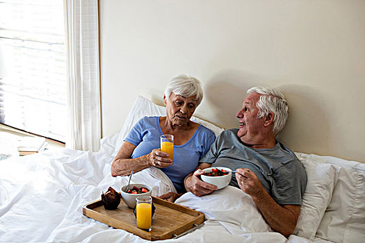 老年,夫妻,吃早餐,卧室,在家