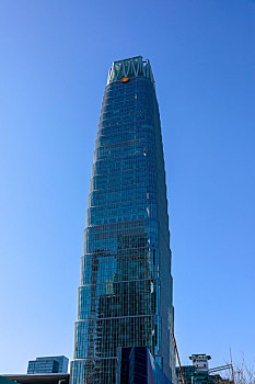 蓝天下高耸入云的北京cbd国贸地标建筑大楼