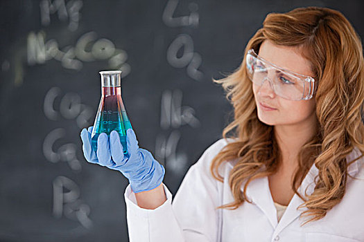 女青年,科学家,看,红色,蓝色,长颈瓶