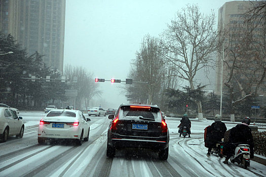 大雪纷飞影响交通,车辆行人纷纷减速