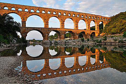 罗马水道,加尔桥,反射,河,晚上,普罗旺斯,法国南部,法国,欧洲