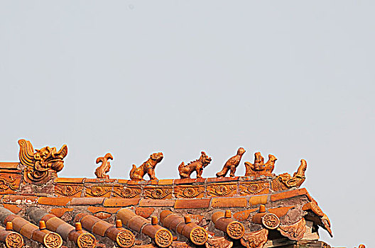 中国传统建筑房脊上的龙琉璃装饰