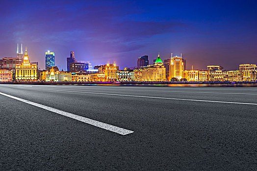 道路路面和上海外滩夜景