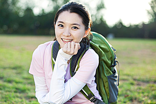 坐在草地上的年轻女孩