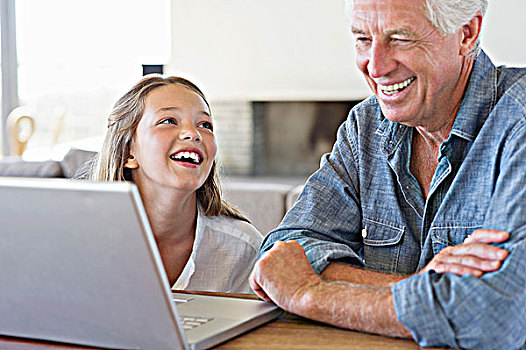 男人,孙女,看,笔记本电脑,微笑