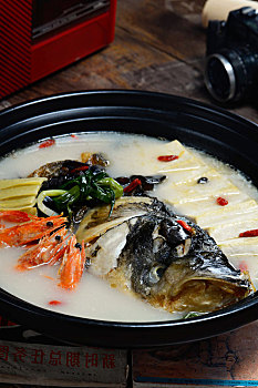 鲜虾,鱼头,豆腐汤