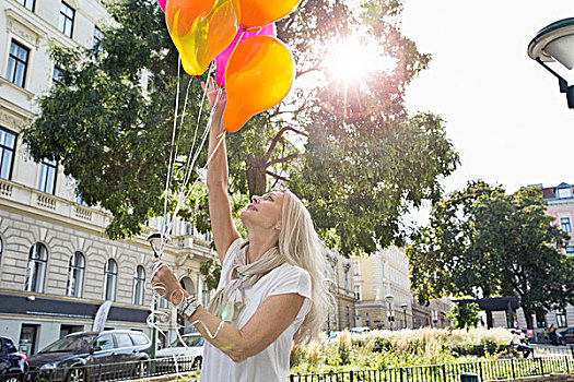 成年,女人,户外,拿着,束,气球