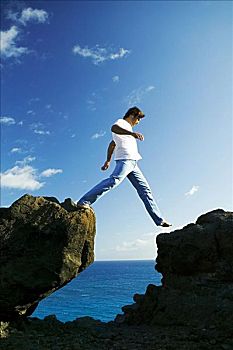 男人,牛仔裤,t恤,两个,石头,海洋,背景
