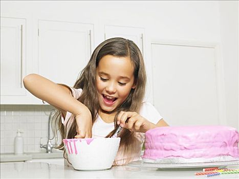 女孩,8-10岁,浸,手指,糖衣,碗
