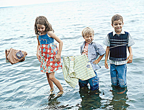 三个孩子,玩,湖,边缘