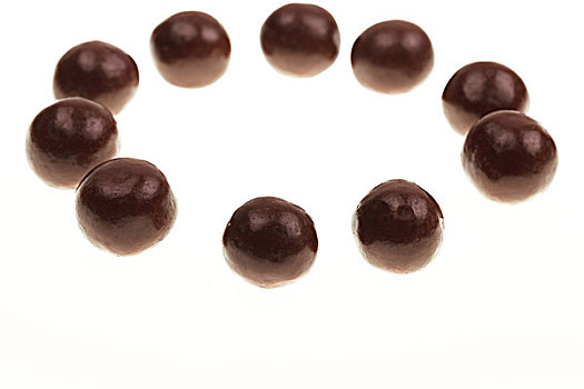 摆成圆形棕色巧克力豆