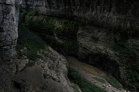 行走在重庆武隆天坑峡谷中的人们