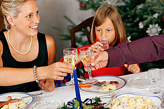 家庭,吃饭,传统,圣诞晚餐,正面,圣诞树,父母,喝,葡萄酒,玻璃