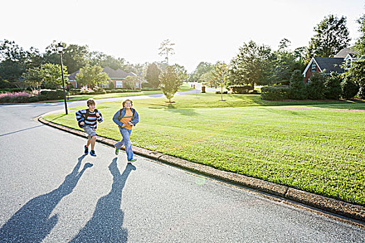 两个男孩,跑,居民区,街道,道路,学校