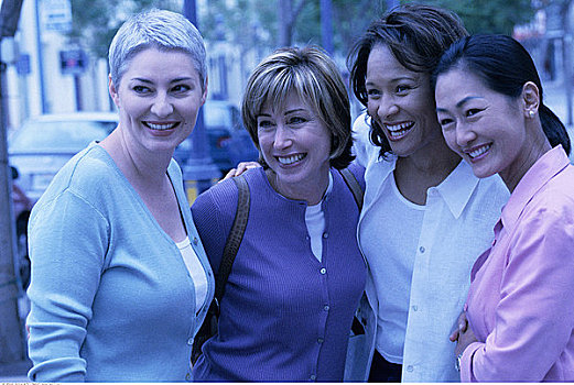 四个女人,站立,户外,微笑