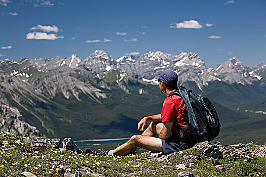 男性,远足者,坐,上面,山脊,远眺,山谷,湖,艾伯塔省,加拿大